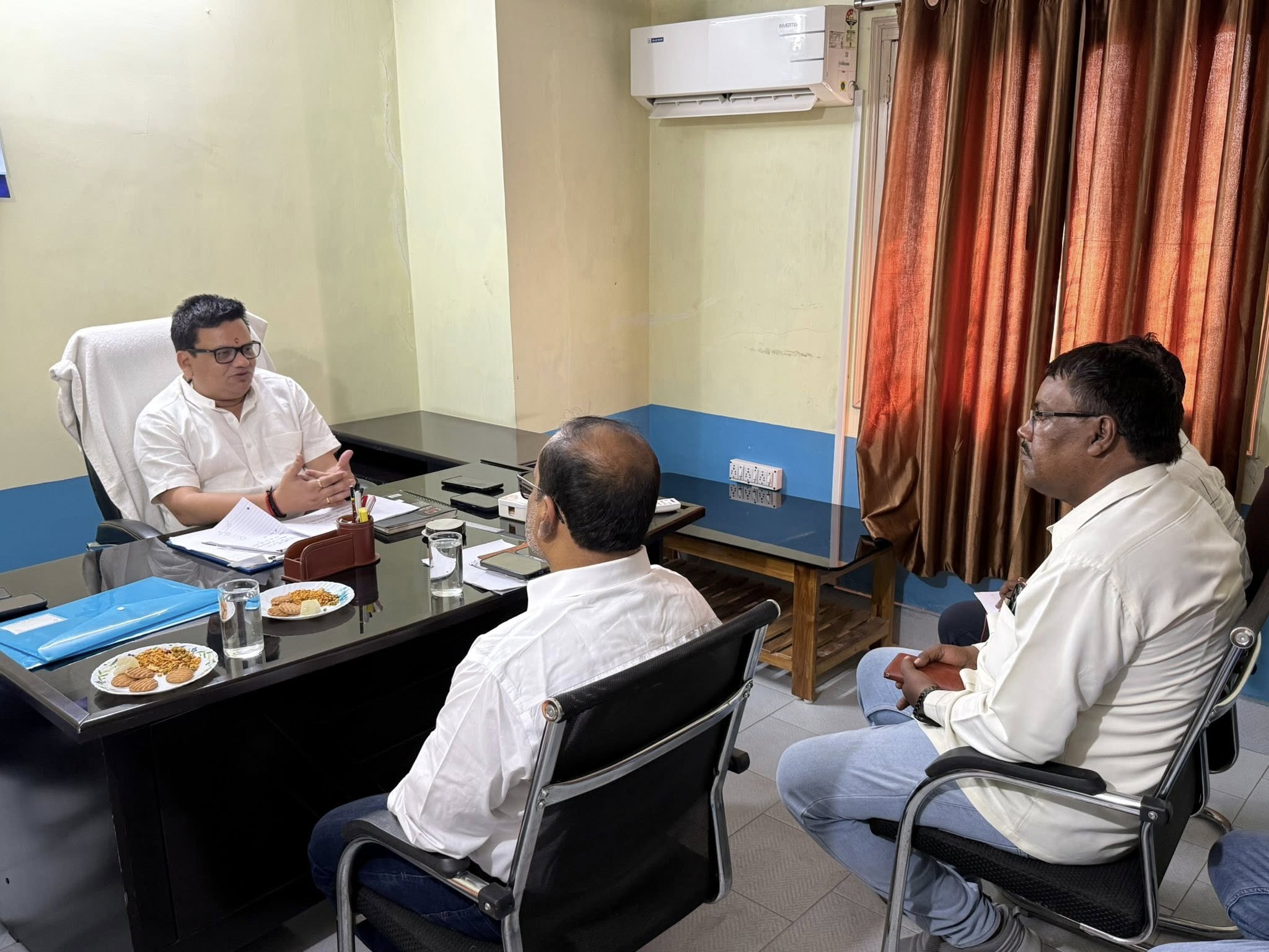 ग्रामीण कार्य विभाग के विभिन्न पदाधिकारियों के साथ बैठक कर क्षेत्र की सड़कों के सुदृढ़ीकरण, निर्माण कार्यों की प्रगति एवं आमजन की सुगम आवागमन सुविधा को लेकर विस्तृत समीक्षा की।