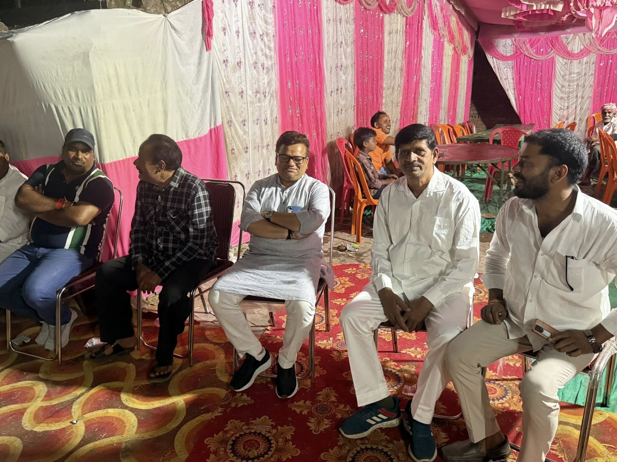 शिवकुमार विश्वकर्मा जी के यहाँ आयोजित ब्रह्मभोज कार्यक्रम में सम्मिलित