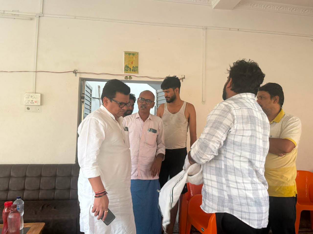 आज ग्राम खड़िहा पहुँचकर स्वर्गीय मुन्ना सिंह जी के आकस्मिक निधन पर उनके परिजनों से मिलकर अपनी गहरी शोक संवेदना व्यक्त की।