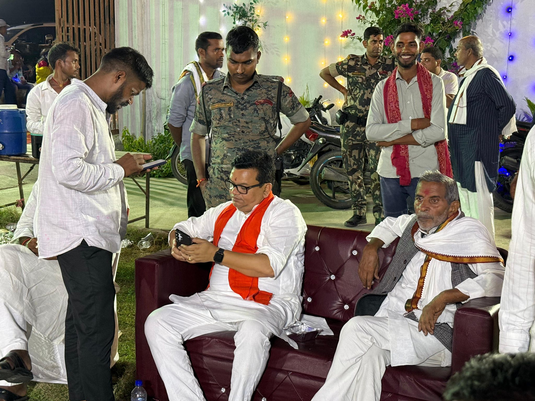 ग्राम- बघोई कलाँ, औरंगाबाद निवासी श्री नन्दा सिंह जी के यहाँ वैवाहिक समारोह की शुभकामनाएं प्रेषित कीं।