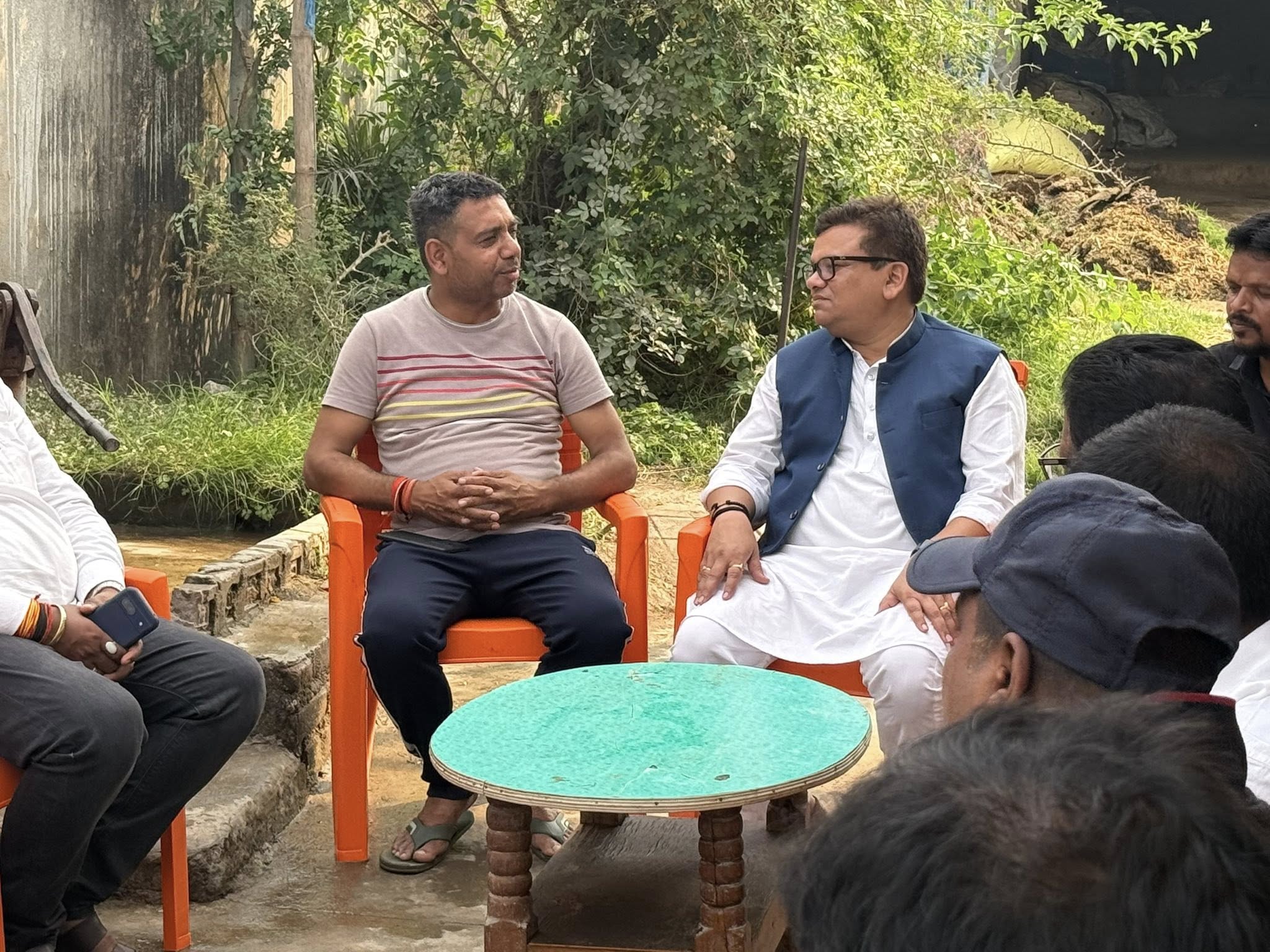 पूर्व उपप्रमुख, पूर्व मुखिया मनीष राज पाठक जी के पिता जी के निधन पर उनके निज आवास पर पहुंचा