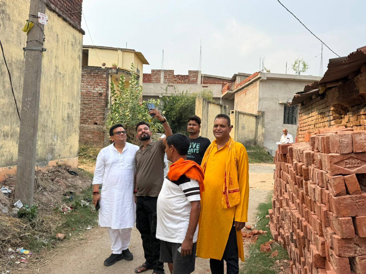 ग्राम- भरवार, औरंगाबाद निवासी श्री सरोज कुमार सिंह जी के यहाँ वैवाहिक समारोह की शुभकामनाएं प्रेषित कीं।