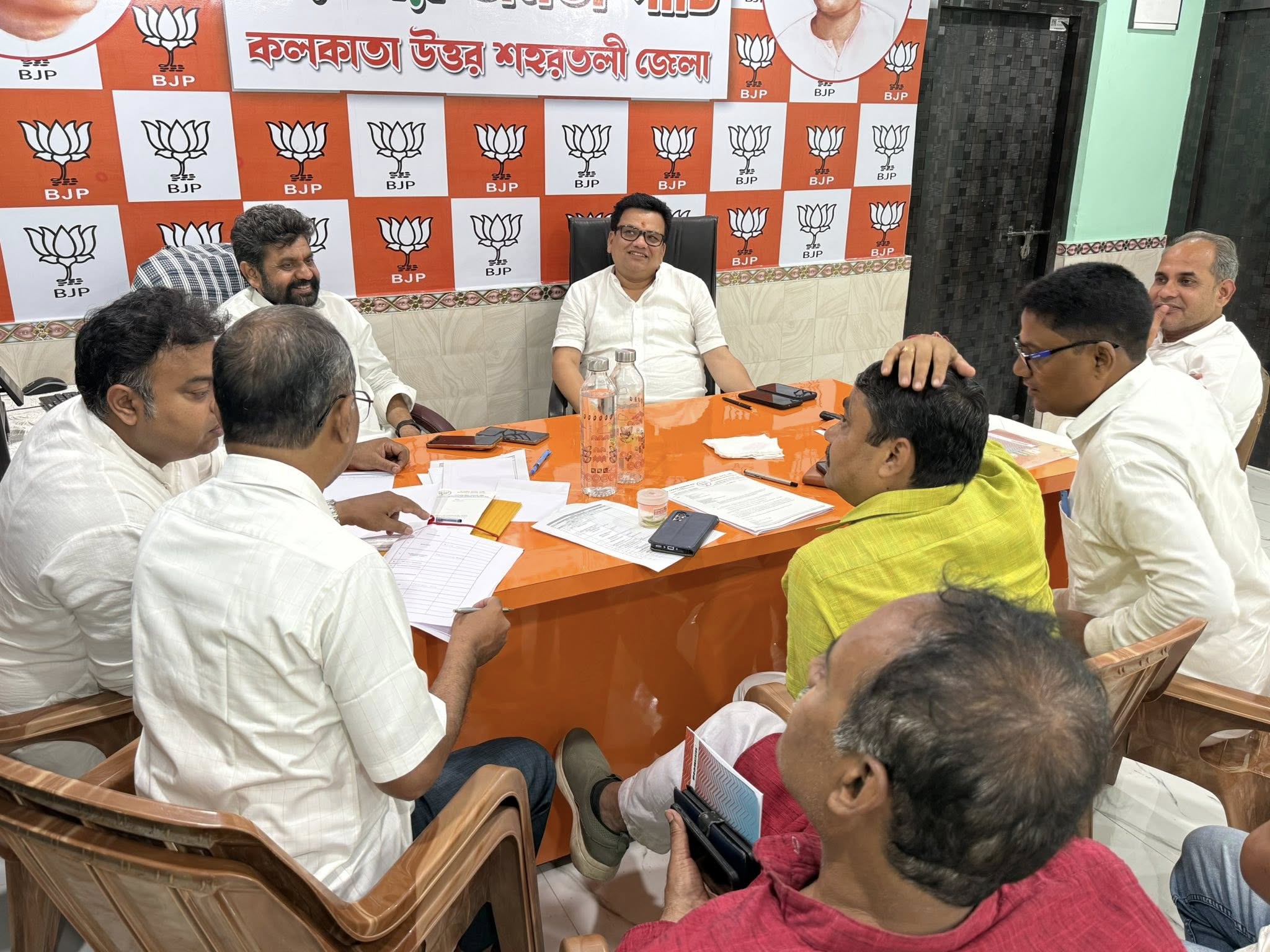 पानीहाटी, पश्चिम बंगाल में माननीय प्रधानमंत्री श्री नरेन्द्र मोदी जी की प्रस्तावित जनसभा को लेकर केएनएसडी बीजेपी कार्यालय में कार्यकर्ताओं के साथ बैठक