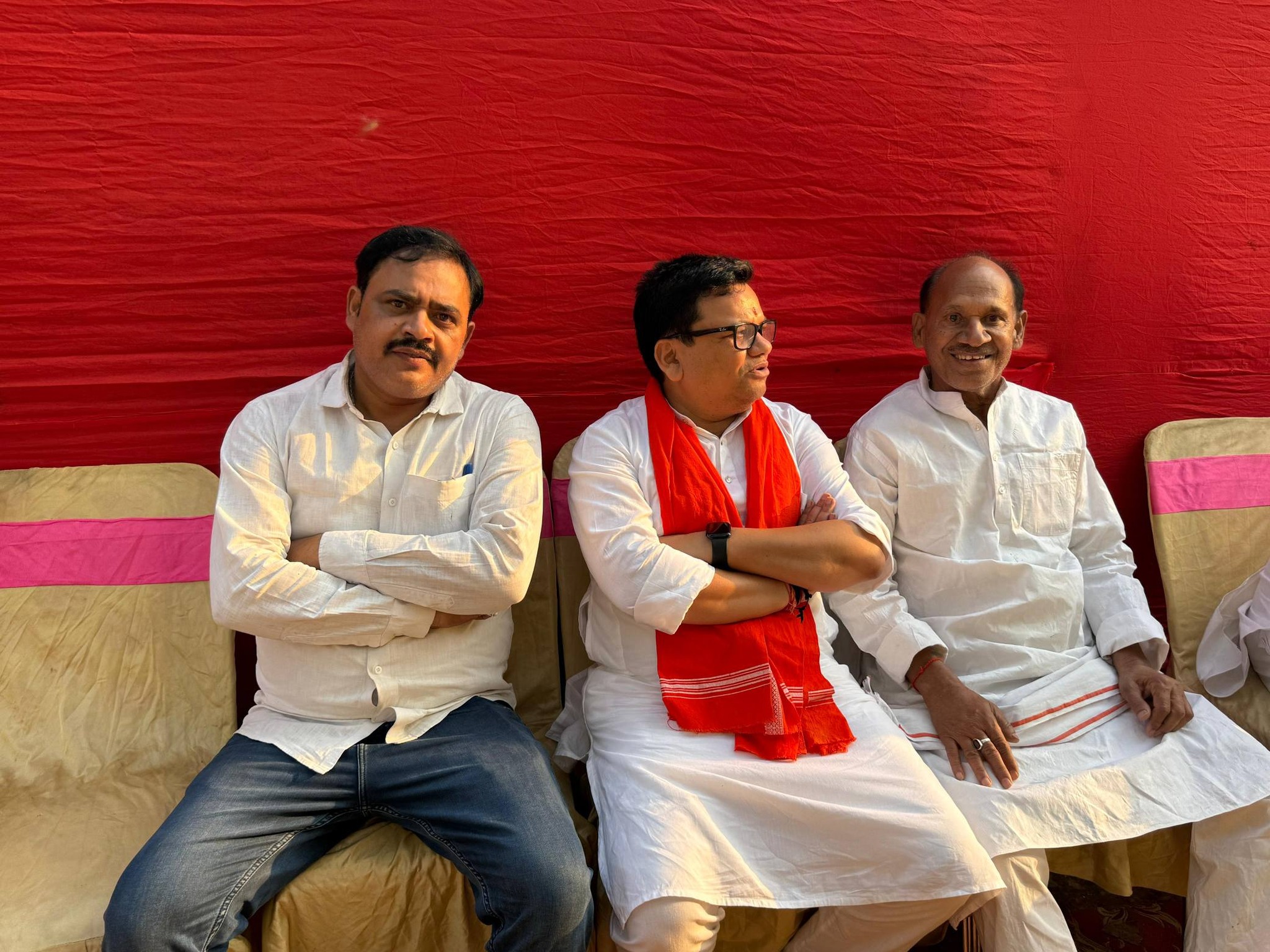 ग्राम- चेता बिगहा, औरंगाबाद निवासी श्री कृष्णा सिंह जी के यहाँ वैवाहिक समारोह की शुभकामनाएं प्रेषित कीं।
