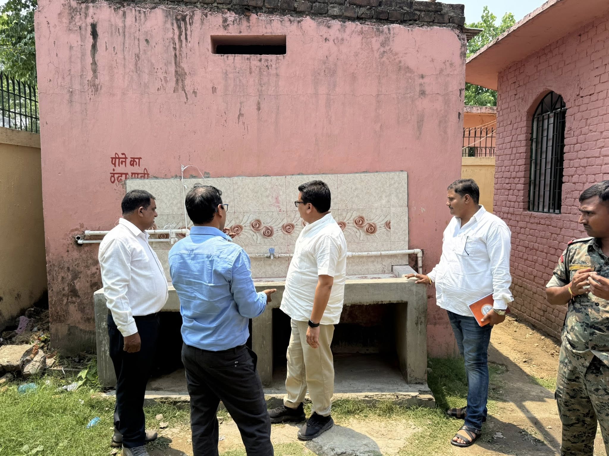 उत्क्रमित उच्च माध्यमिक विद्यालय, रावल बिगहा का निरीक्षण कर विद्यालय में संचालित शैक्षणिक व्यवस्था, आधारभूत सुविधाओं एवं छात्र-छात्राओं को उपलब्ध कराई जा रही सुविधाओं की समीक्षा की।