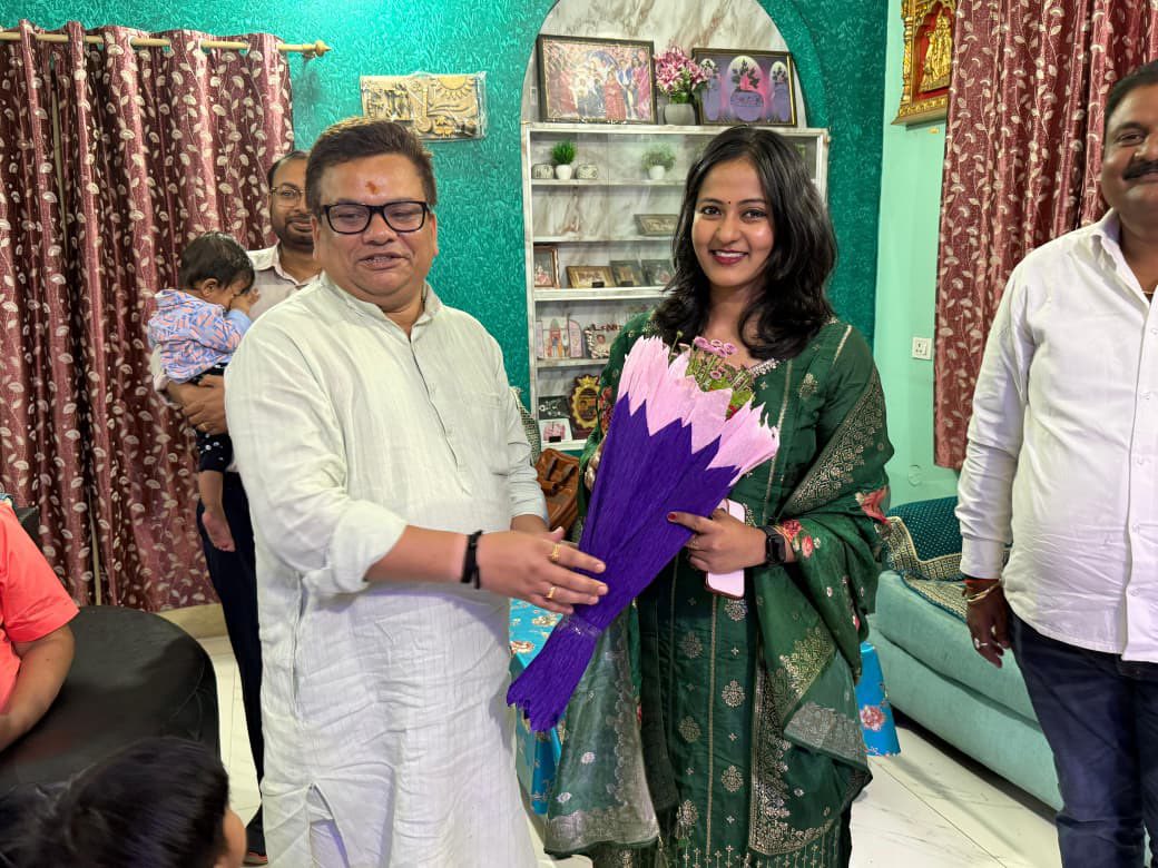 संघ लोक सेवा आयोग (UPSC) में सफलता प्राप्त करने वाली बहन मोनिका जी को उनके निवास पर जाकर उन्हें बधाई दी