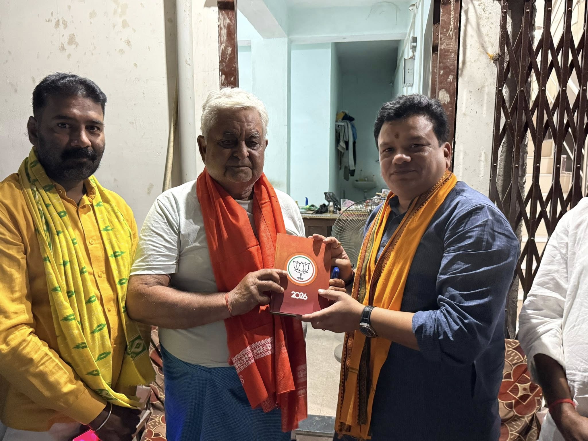 क्लब रोड में पूर्व जिलाध्यक्ष एवं अभिभावक अवध किशोर सिंह जी के आवास पर पहुँचकर उन्हें सम्मानित किया