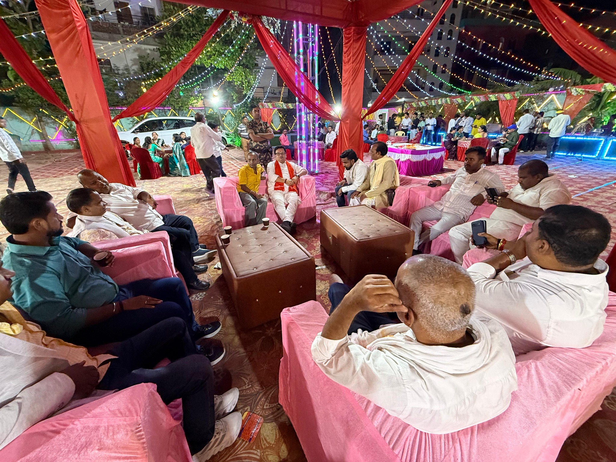 शाहपुर, औरंगाबाद निवासी श्री लखन प्रसाद जी के यहाँ वैवाहिक समारोह की शुभकामनाएं प्रेषित कीं।