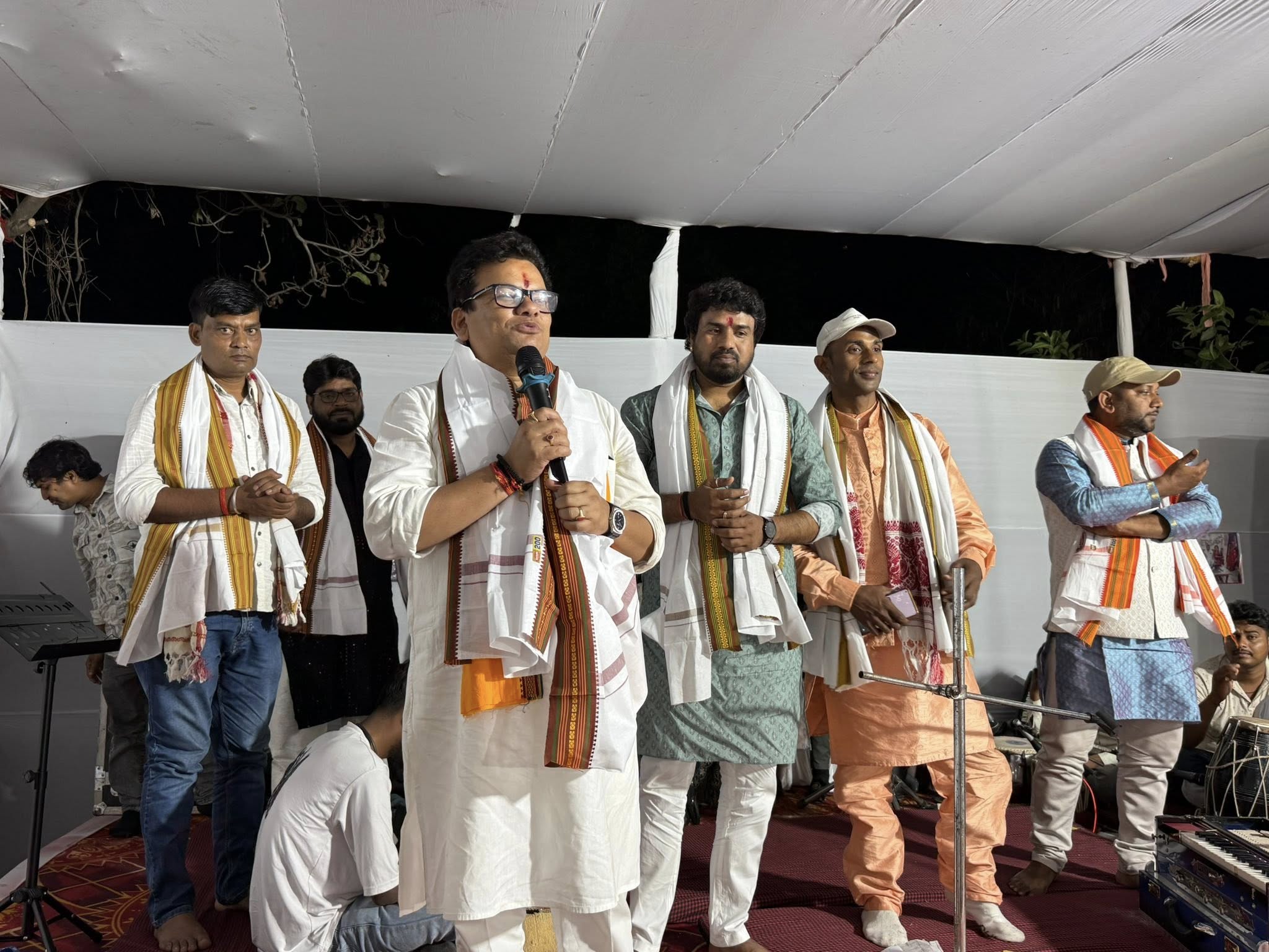 नावाडीह निवासी एवं भारतीय जनता पार्टी, औरंगाबाद बुनकर प्रकोष्ठ के पूर्व जिलाध्यक्ष भाई शत्रुघ्न सिंह (मुन्ना सिंह) जी के पूज्य माताजी के श्राद्ध कार्यक्रम में सम्मिलित