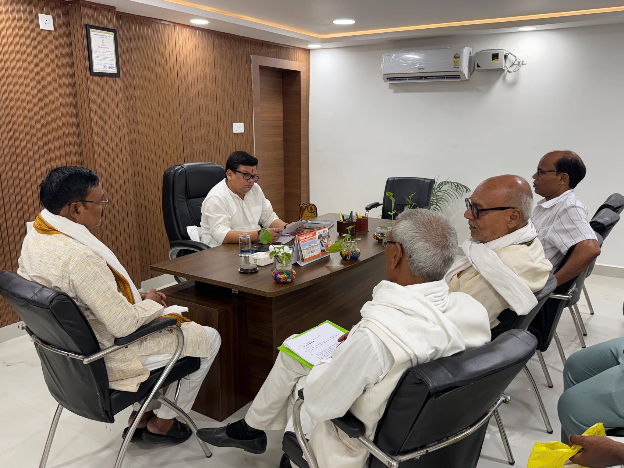 औरंगाबाद स्थित अपने आवासीय कार्यालय पर विधानसभा औरंगाबाद के विभिन्न क्षेत्रों से पधारे गणमान्यजनों से भेंट