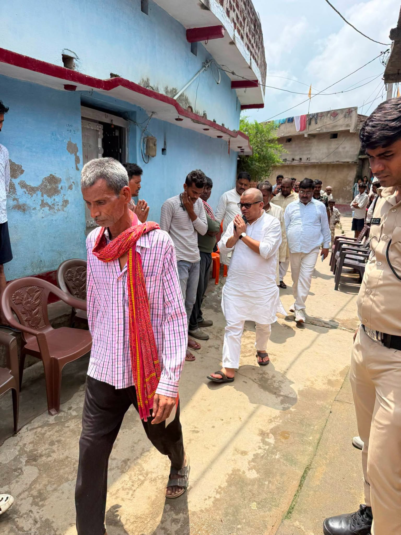 ग्राम पंचायत पश्चिमी केताकी के श्री नागा पासवान जी की पूज्य माताजी के निधन का अत्यंत दुःखद समाचार प्राप्त हुआ। आज उनके आवास पर पहुँचकर शोकाकुल परिजनों से मुलाकात कर अपनी गहरी संवेदना व्यक्त की