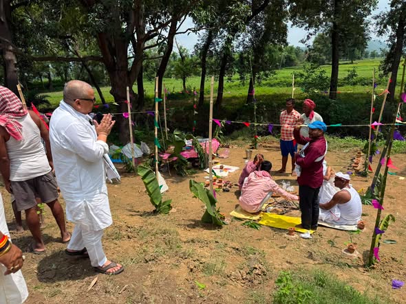 अपने औरंगाबाद विधानसभा क्षेत्र के ग्राम पड़रिया निवासी श्री रवींद्र सिंह जी की धर्मपत्नी के निधन के उपरांत उनके परिजनों से मुलाकात कर अपनी गहरी शोक-संवेदना व्यक्त की।