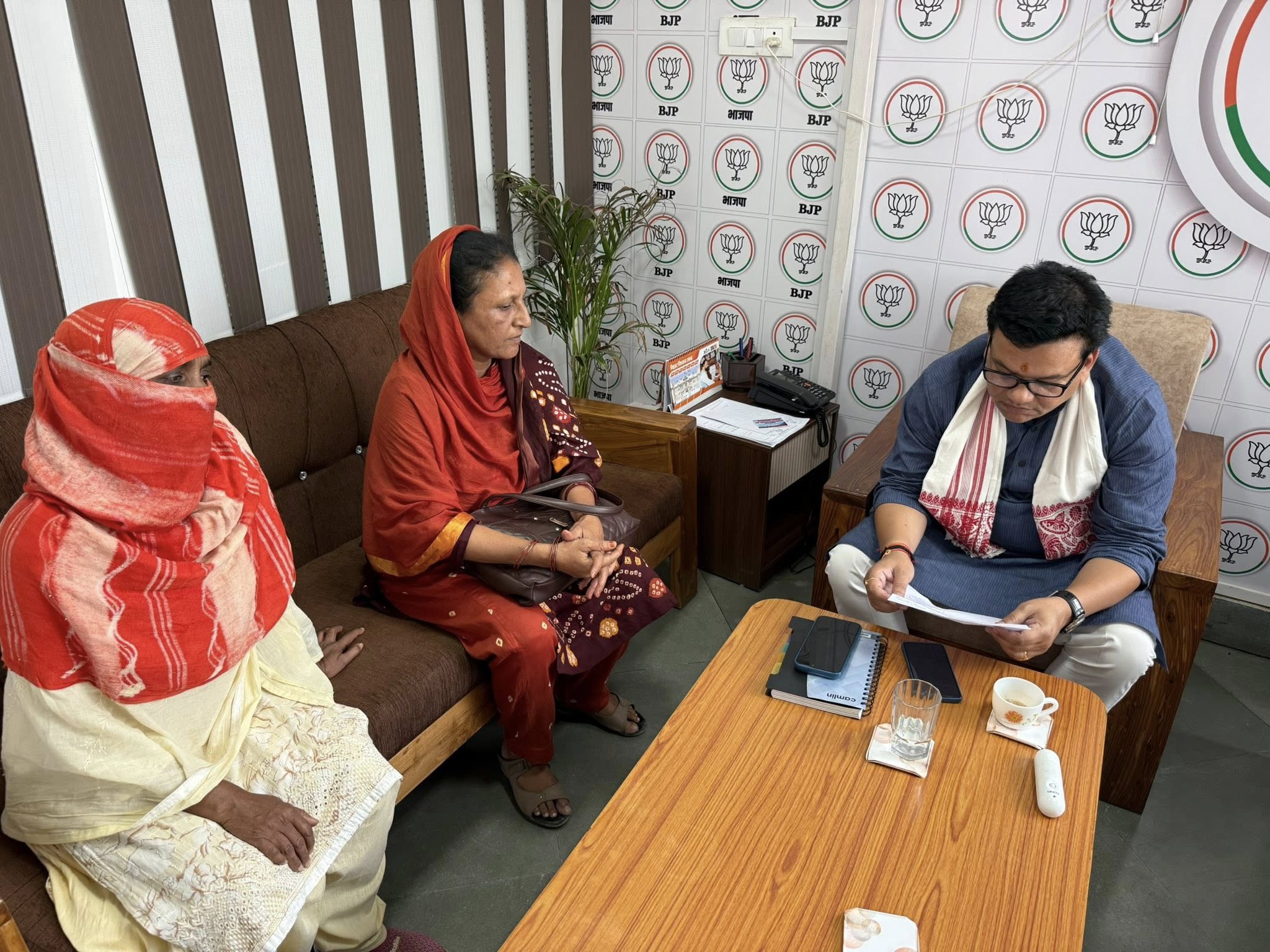 आवासीय कार्यालय पर विधानसभा औरंगाबाद के विभिन्न क्षेत्रों से पधारे गणमान्यजनों से भेंट कर उनकी समस्याओं एवं शिकायतों से अवगत