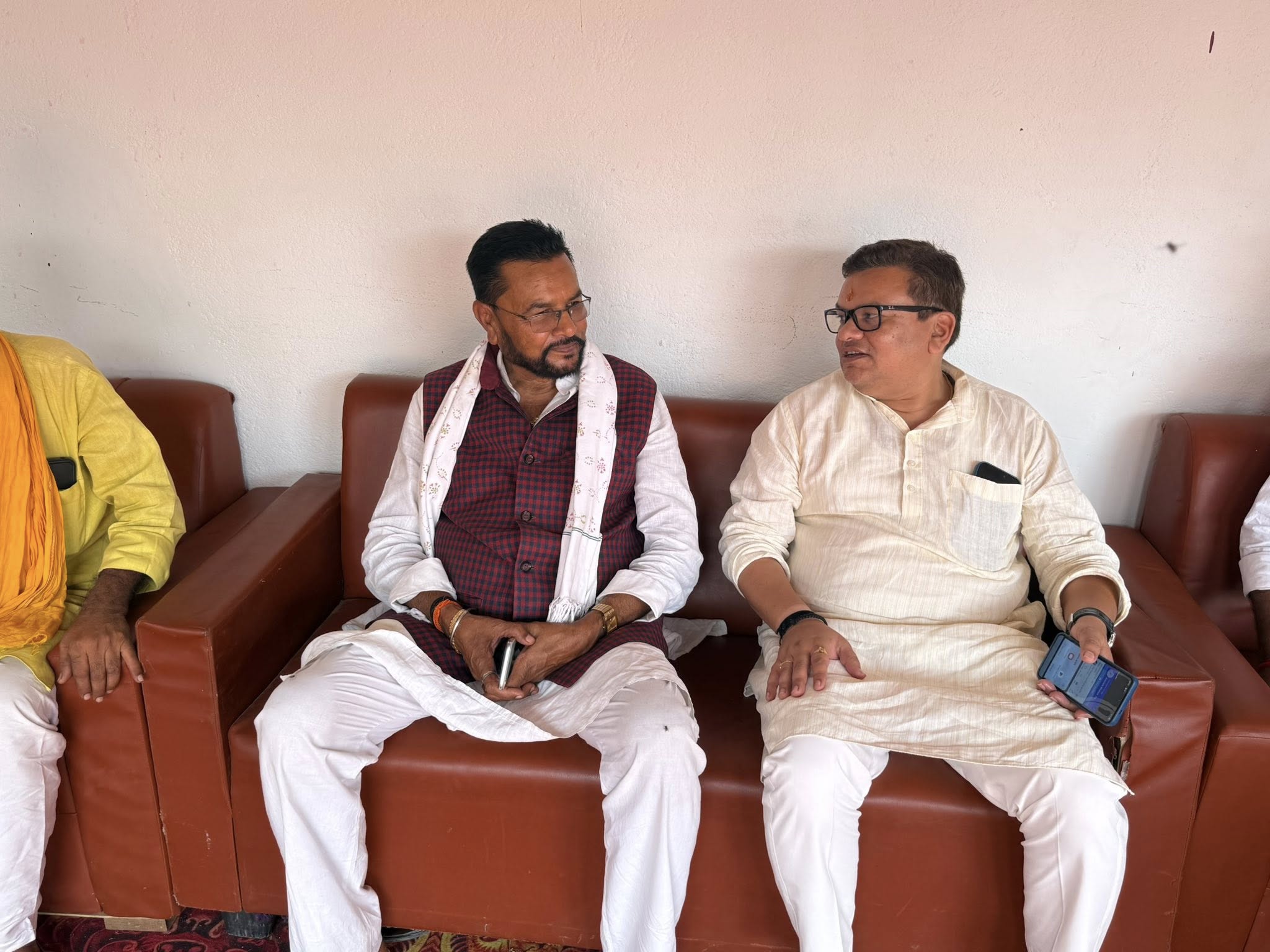 संतोष कुमार सिंह (चेयरमैन) जी के यहाँ आयोजित शुभ तिलकोत्सव समारोह में शामिल