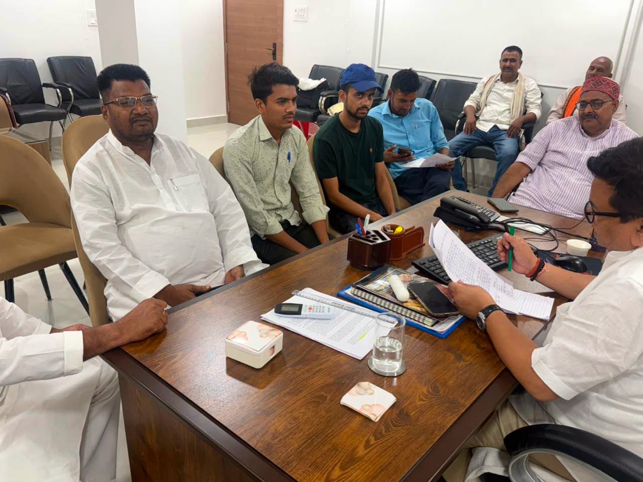 आज अपने आवासीय कार्यालय पर विधानसभा क्षेत्र के विभिन्न स्थानों से पधारे देवतुल्य जनता-जनार्दन, आदरणीय अभिभावकों, सहयोगियों एवं शुभचिंतकों से आत्मीय मुलाकात हुई।