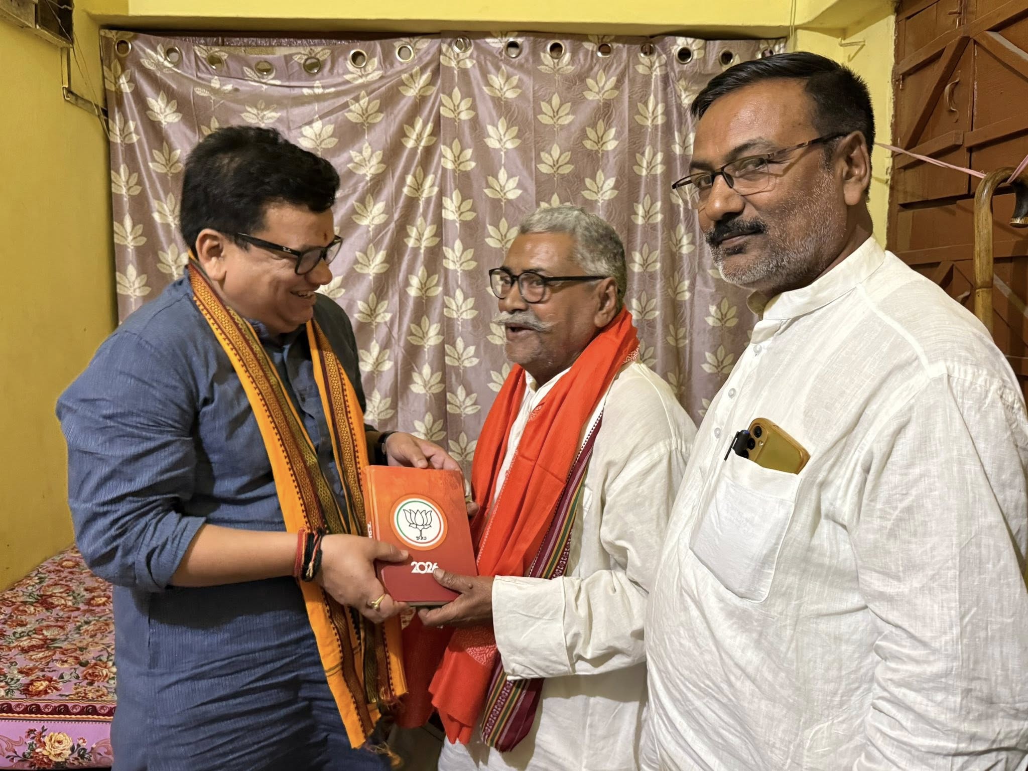 वार्ड 04 में वरिष्ठ भाजपा नेता, हम सभी के अभिभावक तुल्य एवं नवीनगर विधानसभा के पूर्व प्रत्याशी लक्ष्मी नारायण सिंह जी के आवास पर पहुंचकर उन्हें सम्मानित