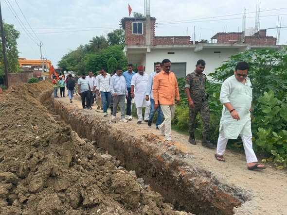आज औरंगाबाद नगर क्षेत्र में चल रहे विकास कार्यों की समीक्षा के क्रम में निर्माणाधीन कार्यों का स्थल निरीक्षण किया तथा अधिकारियों के साथ जनहितकारी योजनाओं की प्रगति पर विस्तृत च