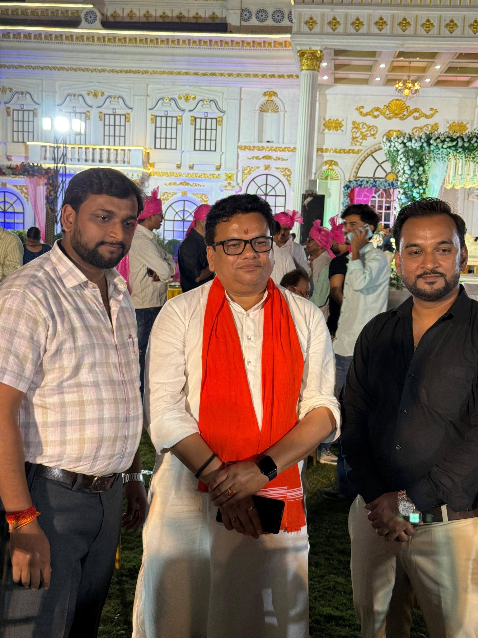 वृंदावन रिसॉर्ट, औरंगाबाद में श्री धनंजय सिंह जी के यहाँ वैवाहिक समारोह की शुभकामनाएं प्रेषित कीं।