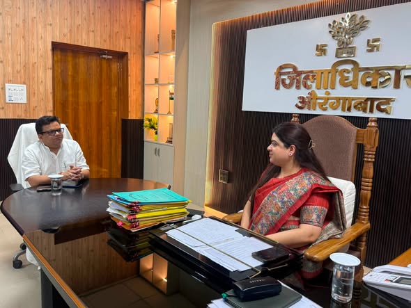 आज जिला समाहरणालय में जिलाधिकारी श्रीमती अभिलाषा शर्मा जी एवं अपर समाहर्ता-सह-अपर जिला दण्डाधिकारी श्री अनुग्रह नारायण सिंह जी से भेंट कर अपने विधानसभा क्षेत्र से जुड़े विभिन्न जनहित एवं विकासात्मक विषयों पर विस्तृत एवं सार्थक चर्चा की।
