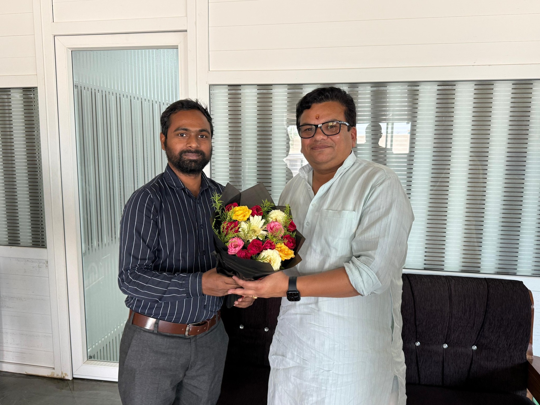 प्रशासनिक पदाधिकारियों के साथ बैठक कर क्षेत्र के विकास, जनहित से जुड़े विषयों एवं आमजन को बेहतर सुविधाएं उपलब्ध कराने को लेकर विस्तृत समीक्षा