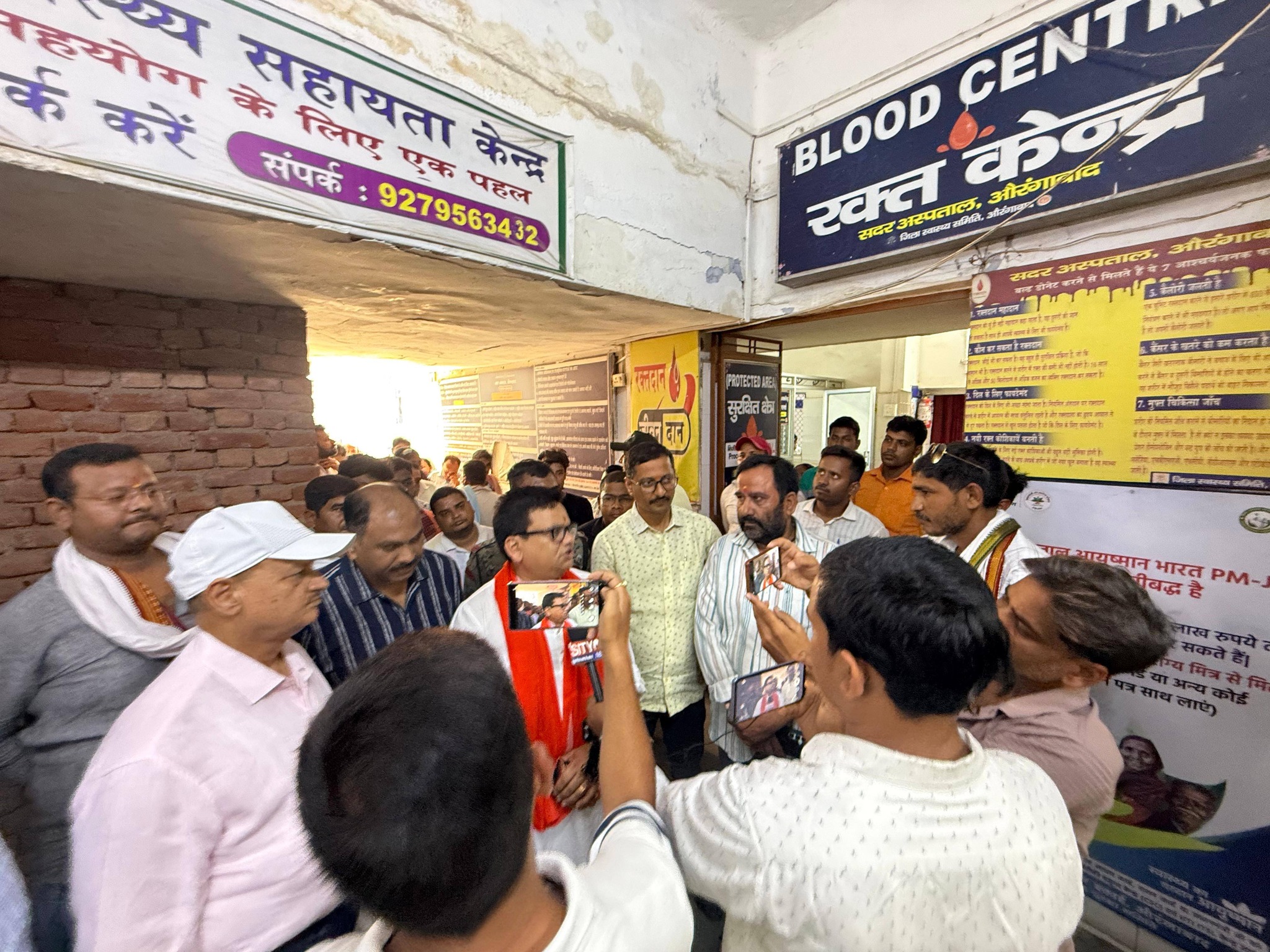 सदर अस्पताल, औरंगाबाद का निरीक्षण कर स्वास्थ्य व्यवस्थाओं, मरीजों को उपलब्ध कराई जा रही सुविधाओं एवं विभिन्न विभागों की कार्यप्रणाली का जायजा