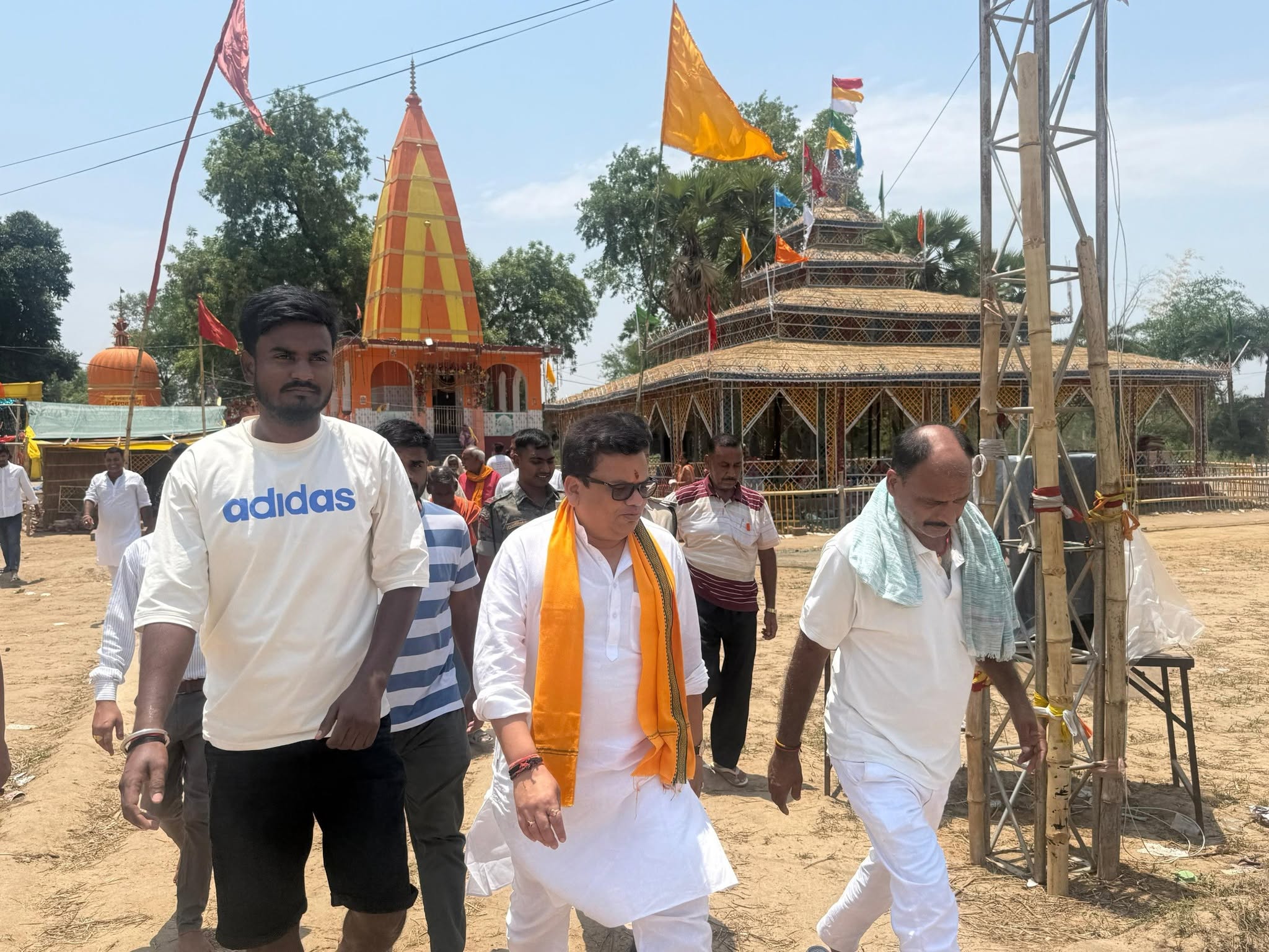 ग्राम भटकुर में आयोजित श्री रुद्र महायज्ञ में सम्मिलित होकर पूजा-अर्चना का सौभाग्य प्राप्त हुआ। भगवान श्री लक्ष्मी नारायण से क्षेत्र की सुख-समृद्धि एवं खुशहाली की प्रार्थना की। 🙏🚩🌺