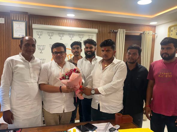 आज अपने आवासीय कार्यालय पर विधानसभा क्षेत्र के विभिन्न स्थानों से पधारे देवतुल्य जनता-जनार्दन, आदरणीय अभिभावकों, सहयोगियों एवं शुभचिंतकों से आत्मीय मुलाकात हुई।