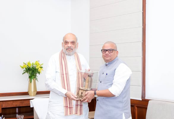 औरंगाबाद की ऐतिहासिक, सांस्कृतिक एवं आध्यात्मिक धरोहर, विश्वविख्यात प्राचीन देव सूर्य मंदिर का प्रतीक चिन्ह भेंट कर यशस्वी गृह माननीय श्री Amit Shah  जी से शिष्टाचार भेंट सौभाग्य प्राप्त हुआ।