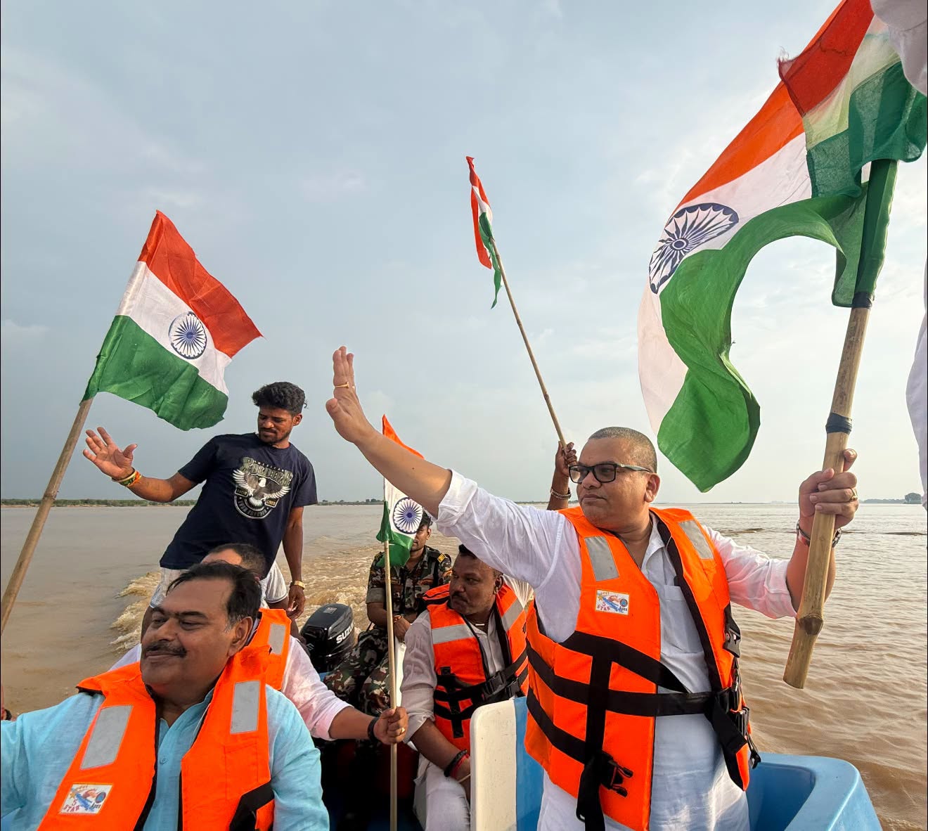‘हर घर तिरंगा’ अभियान के अंतर्गत “डेहरी ऑन सोन” में सोन नदी की धारा पर तिरंगा यात्रा में सहभागिता का गौरवपूर्ण अवसर मिला।