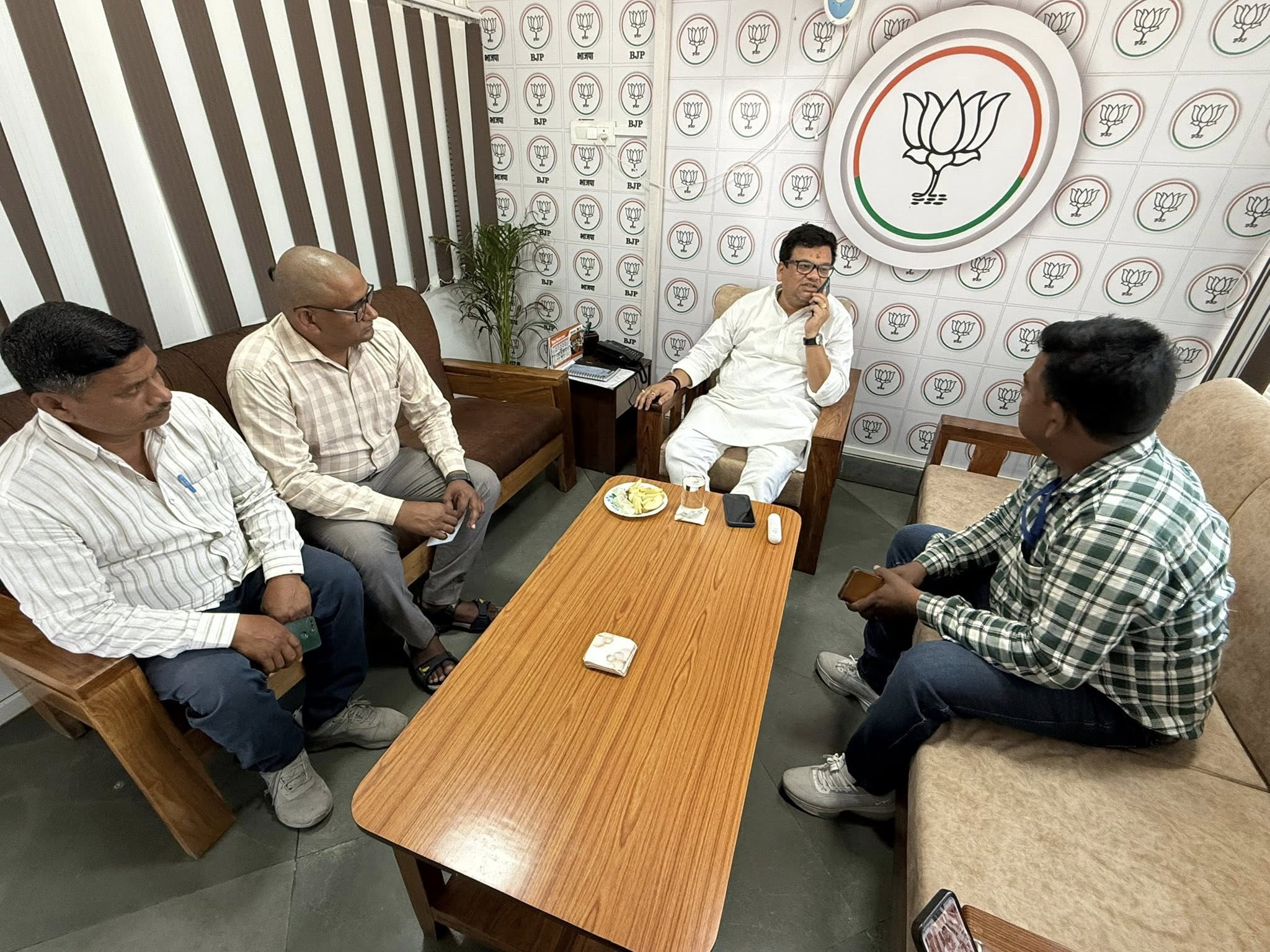 अपने कार्यालय में क्षेत्र के विभिन्न गाँवों से आए सम्मानित अभिभावकों, युवा साथियों एवं आदरणीय जनता जनार्दन से आत्मीय मुलाकात एवं संवाद