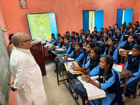 औरंगाबाद क्षेत्र के महंत पंचानन उच्चतर माध्यमिक विद्यालय, केताकी (औरंगाबाद) का निरीक्षण कर शैक्षणिक व्यवस्था, प्रयोगशाला एवं आधारभूत सुविधाओं का जायजा लिया तथा विद्यार्थियों से संवाद किया।