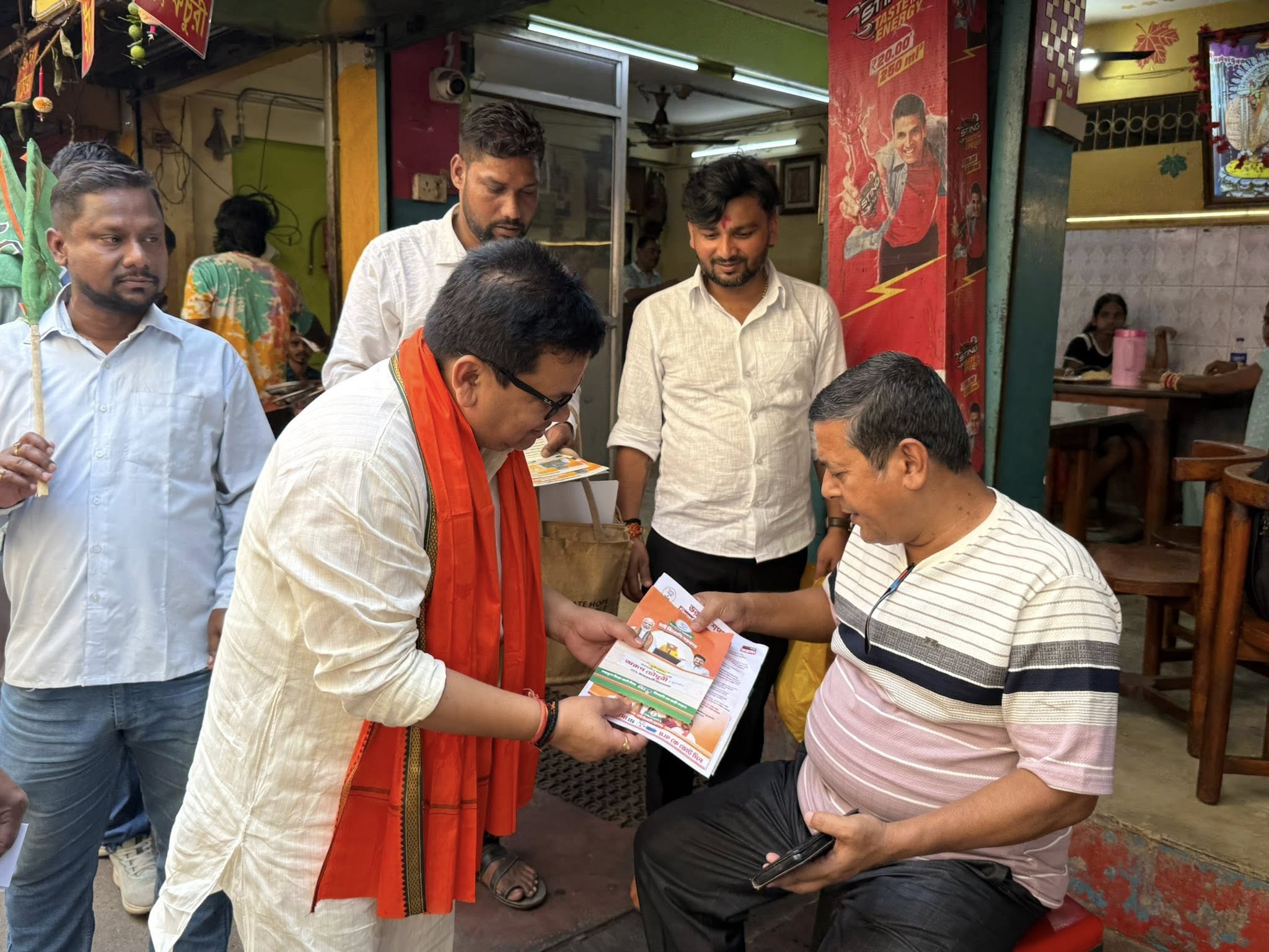 बंगाल चुनाव के क्रम में आज कमरहाटी विधानसभा के वार्ड 14, बूथ संख्या 195 में भारतीय जनता युवा मोर्चा के साथियों के साथ जनसंपर्क