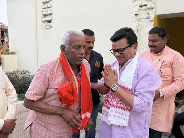 रामविलास नगर, भरथौली में संघ से लेकर जनसंघ के साथ जमीन से जुड़े वरिष्ठ भाजपा नेता, हम सभी के अभिभावक तुल्य अरुण कुमार सिंह जी के आवास पर पहुंचकर उन्हें सम्मानित