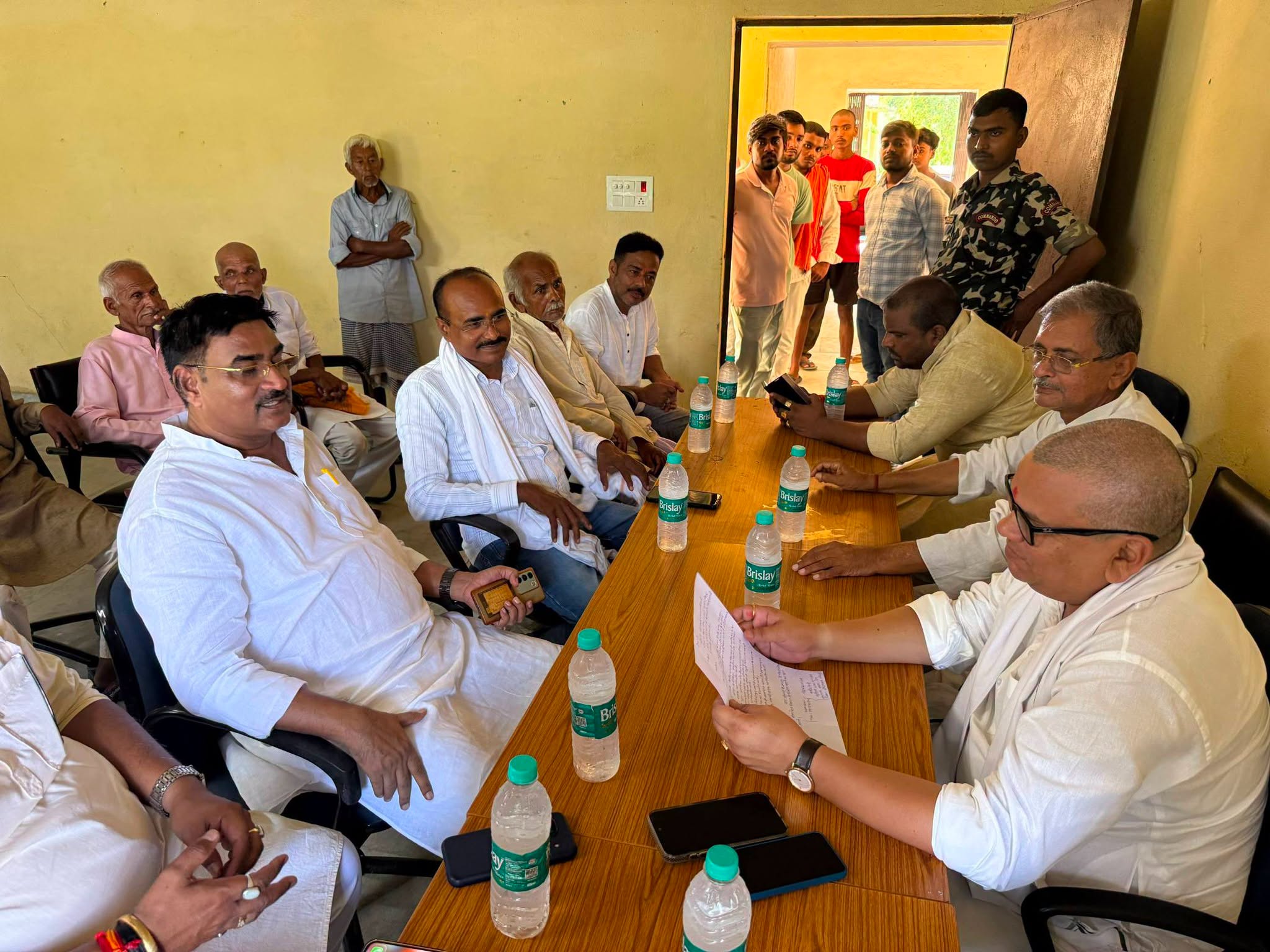 अपने औरंगाबाद विधानसभा क्षेत्र के देव प्रखंड अंतर्गत ग्राम पंचायत सरगवां के पंचायत भवन में ग्रामीणजनों से आत्मीय मुलाकात कर उनका कुशलक्षेम जाना एवं क्षेत्र की समस्याओं तथा विकास से जुड़े विषयों पर संवाद किया।