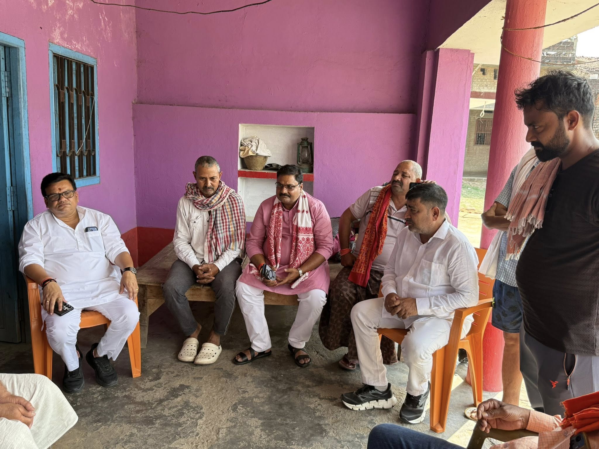 ग्राम सोहरैया, औरंगाबाद में श्री शिवकुमार सिंह जी के पूज्य पिता स्व० बिंदेश्वरी सिंह जी के स्वर्गवास के उपरांत उनके निज आवास पर पहुंचकर शोक संवेदना व्यक्त की