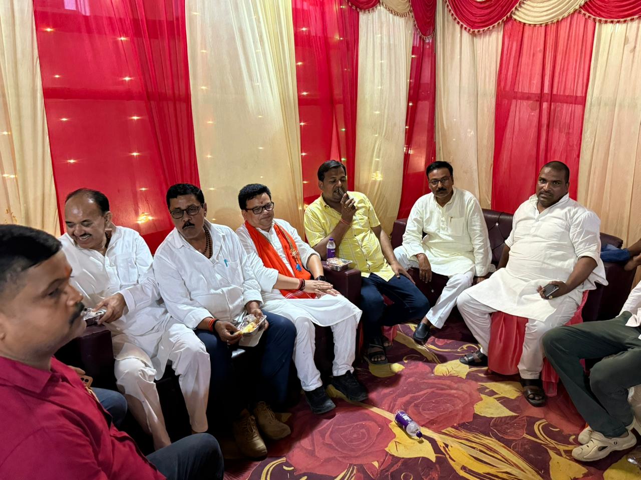 कर्मा रोड, औरंगाबाद निवासी श्री कृष्ण कुमार सिंह जी के यहाँ वैवाहिक समारोह की शुभकामनाएं प्रेषित कीं।