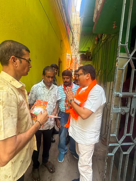 आज प्रातः विधानसभा बांकीपुर उपचुनाव में हर घर जनसंपर्क अभियान के तहत मण्डल विश्वविद्यालय स्थित शक्ति केंद्र नटराज गली के बूथ संख्या 359 पर घर-घर जाकर मतदाताओं से संपर्क किया