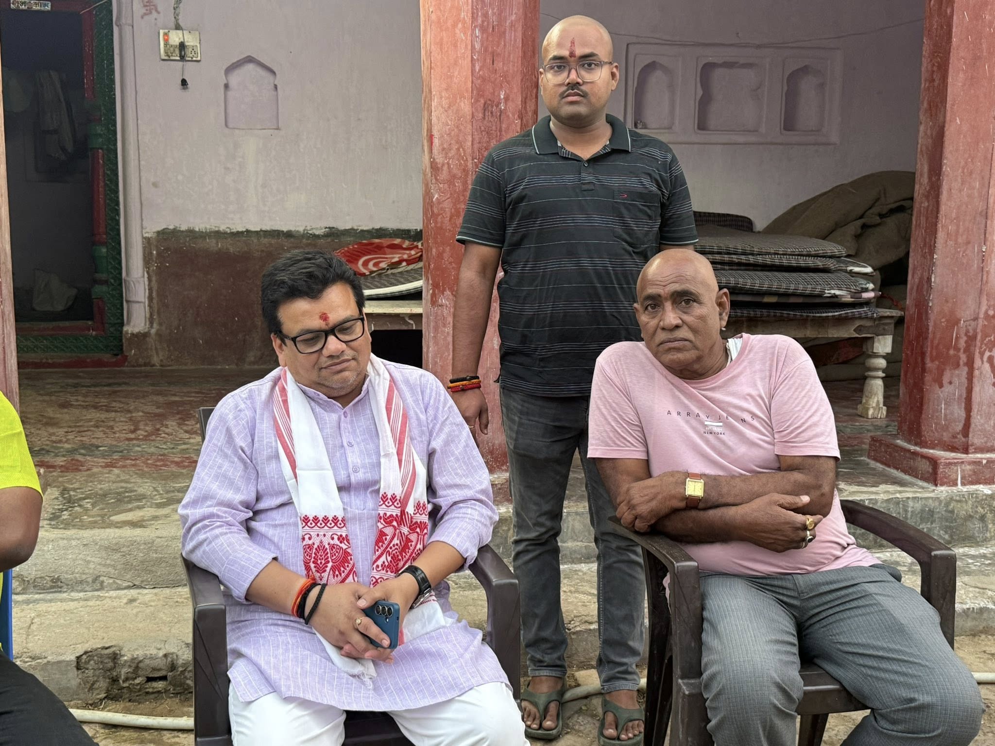 सुनील सिंह जी के पिता स्व० राजेन्द्र सिंह जी के आवास पर पहुंचकर शोकाकुल परिजनों से मिला