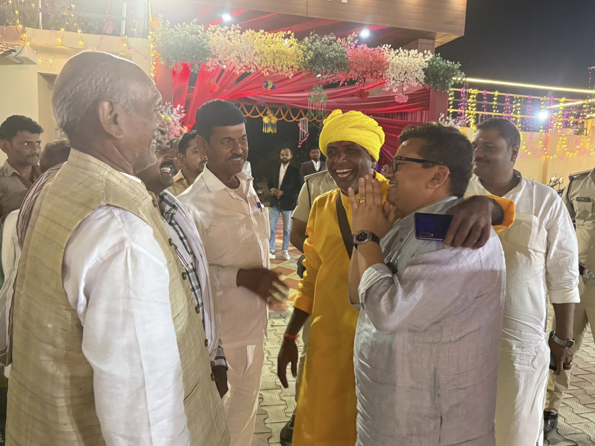 मनोज कुमार सिंह जी के यहाँ आयोजित शुभ विवाह कार्यक्रम में सम्मिलित