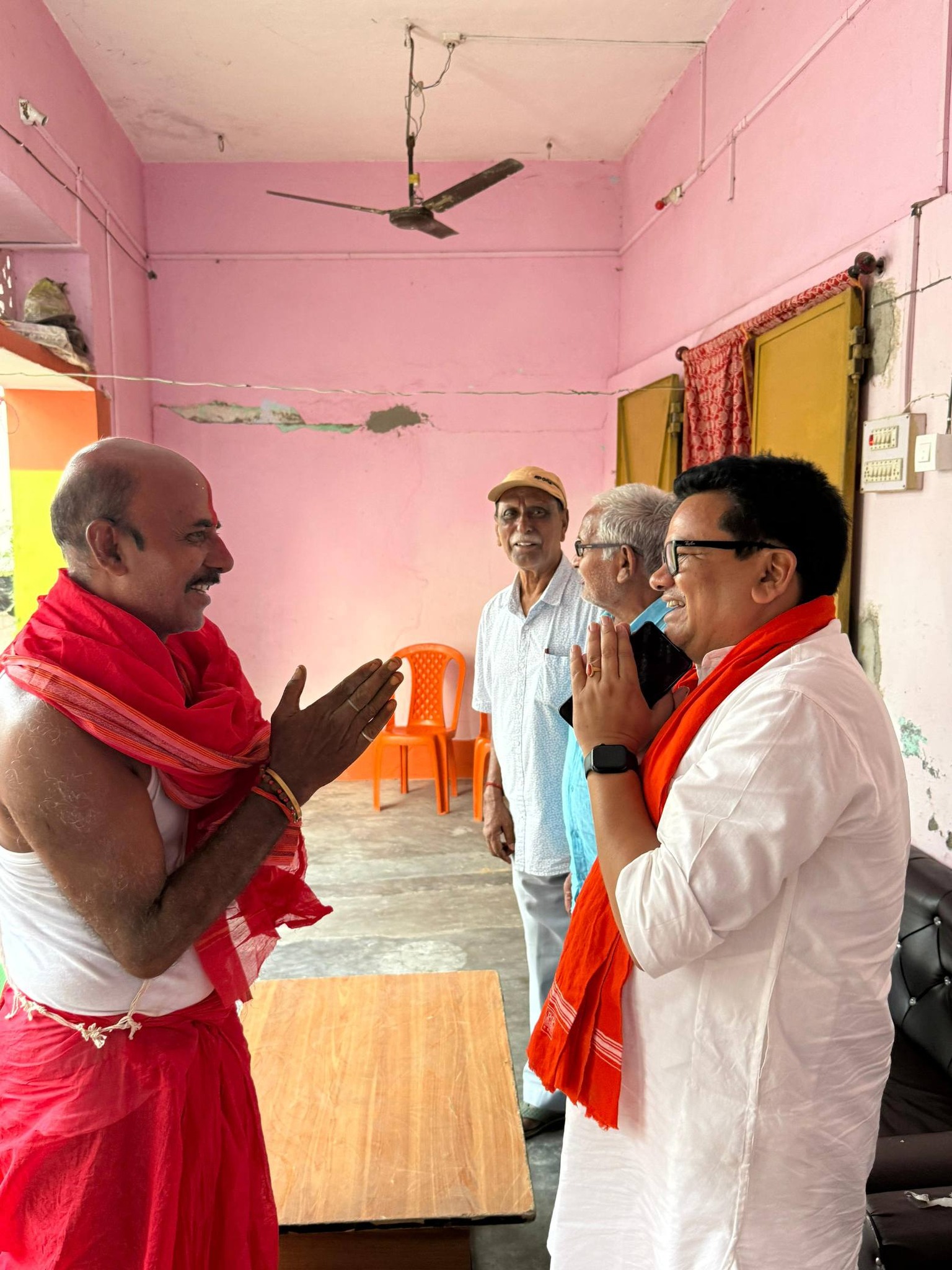 ग्राम- दधपा गढ़, औरंगाबाद निवासी श्री मनोज सिंह जी के यहाँ वैवाहिक समारोह की शुभकामनाएं प्रेषित कीं।