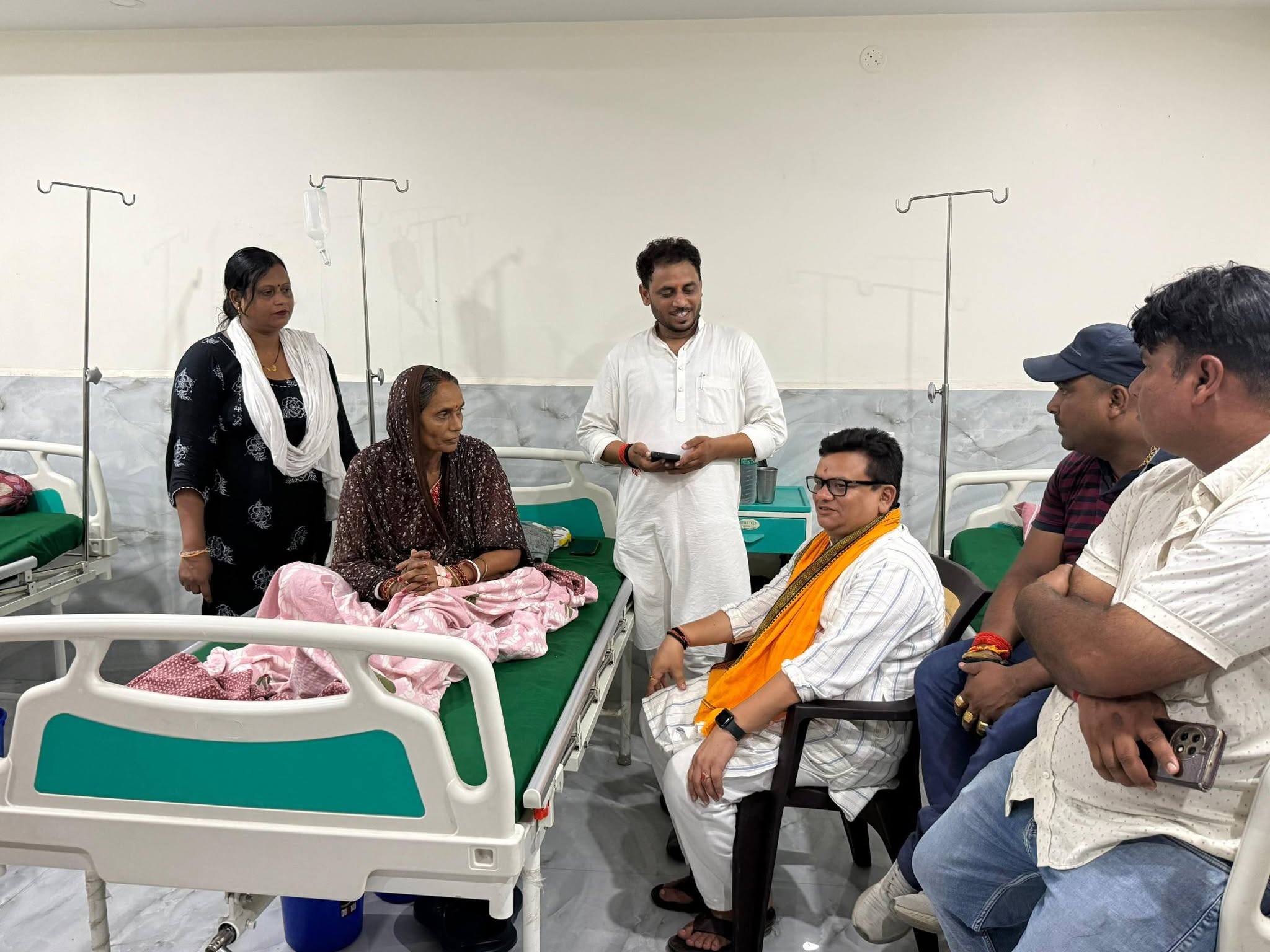 निजी अस्पताल में भर्ती भाजपा औरंगाबाद जिला अध्यक्ष श्री बिजेंद्र चंद्रवंशी जी की माताजी का कुशलक्षेम जाना
