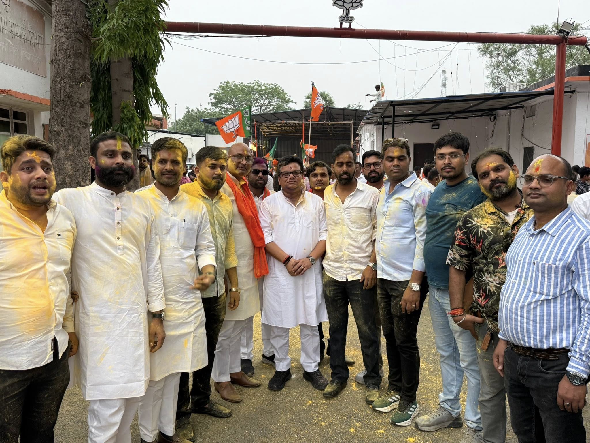 भाजपा प्रदेश (BJP Bihar) मुख्यालय पर उत्साहपूर्ण वातावरण में मा० पदाधिकारियों एवं कार्यकर्ताओं के साथ विजयश्री का भव्य उत्सव मनाते हुए…