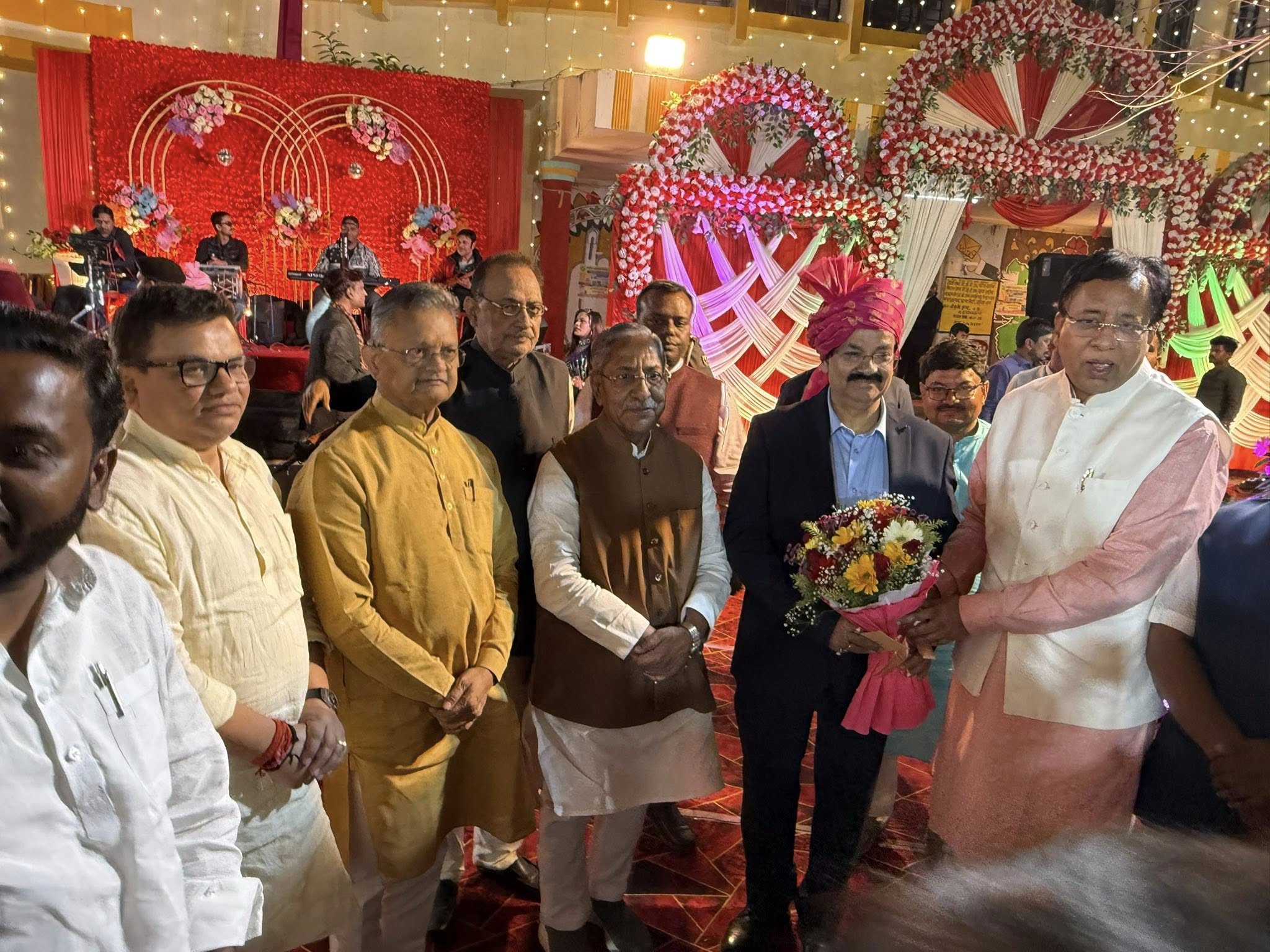 वैवाहिक समारोह में शामिल होकर नवदंपति को शुभकामनाएँ