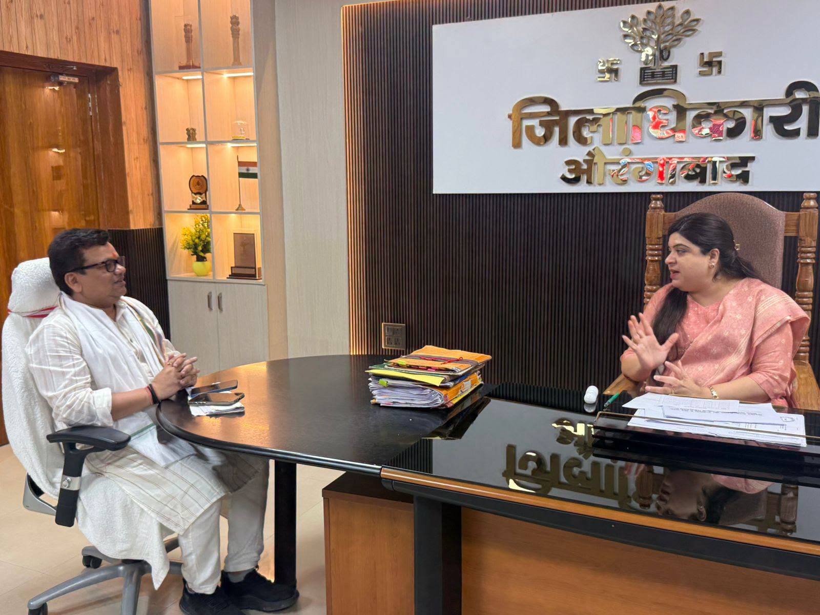 अपने क्षेत्र की भिन्न-भिन्न जनसमस्याओं को लेकर  जिला पदाधिकारी श्रीमति अभिलाषा शर्मा जी से मुलाकात कर विस्तारपूर्वक चर्चा की।