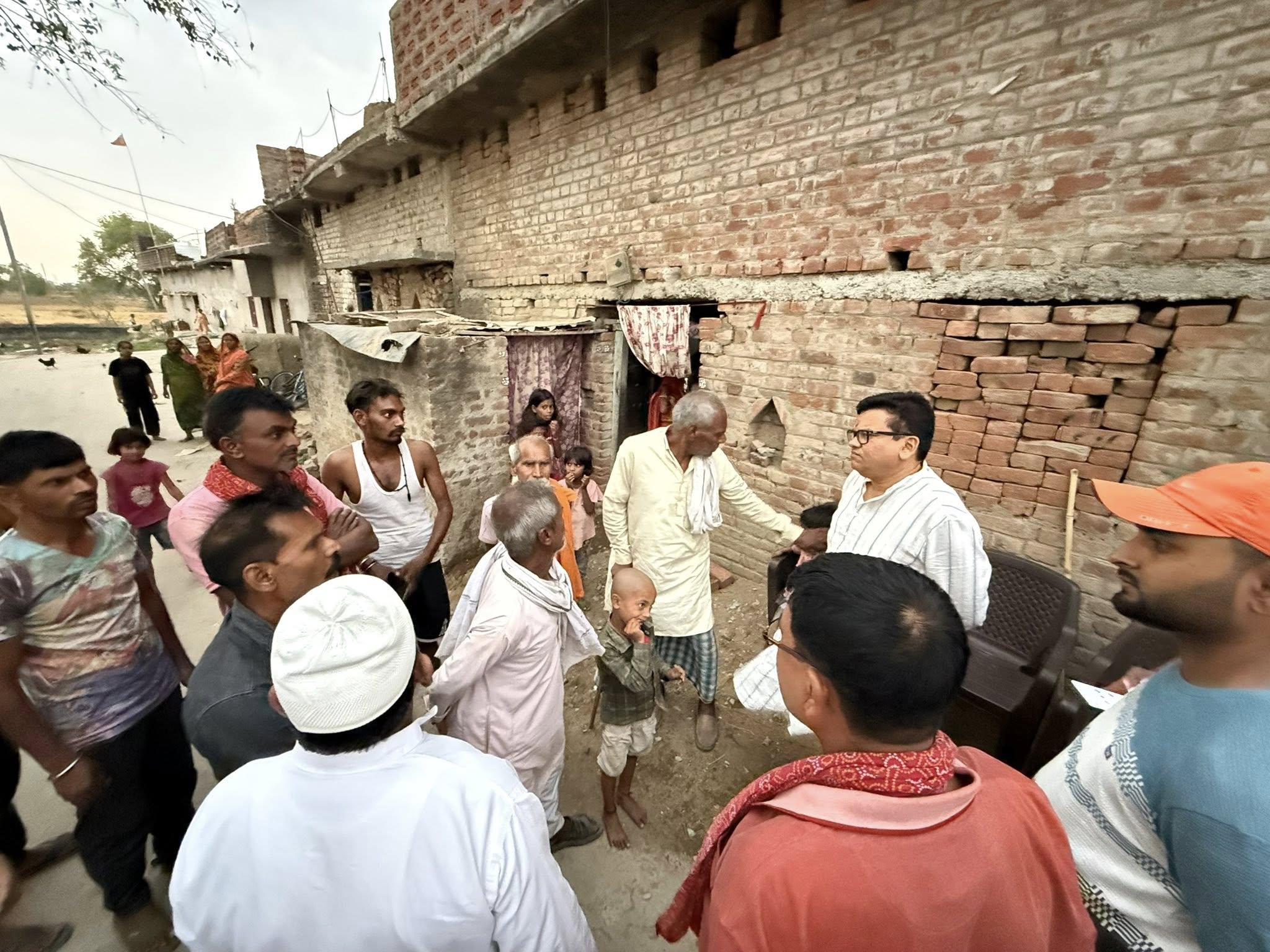 ग्राम लखनीखाप, औरंगाबाद में स्व० अर्जुन पासवान जी के पुत्र स्व० छोटू कुमार पासवान जी के असामयिक निधन के उपरांत उनके निज आवास पर पहुंचकर शोक संवेदना व्यक्त की