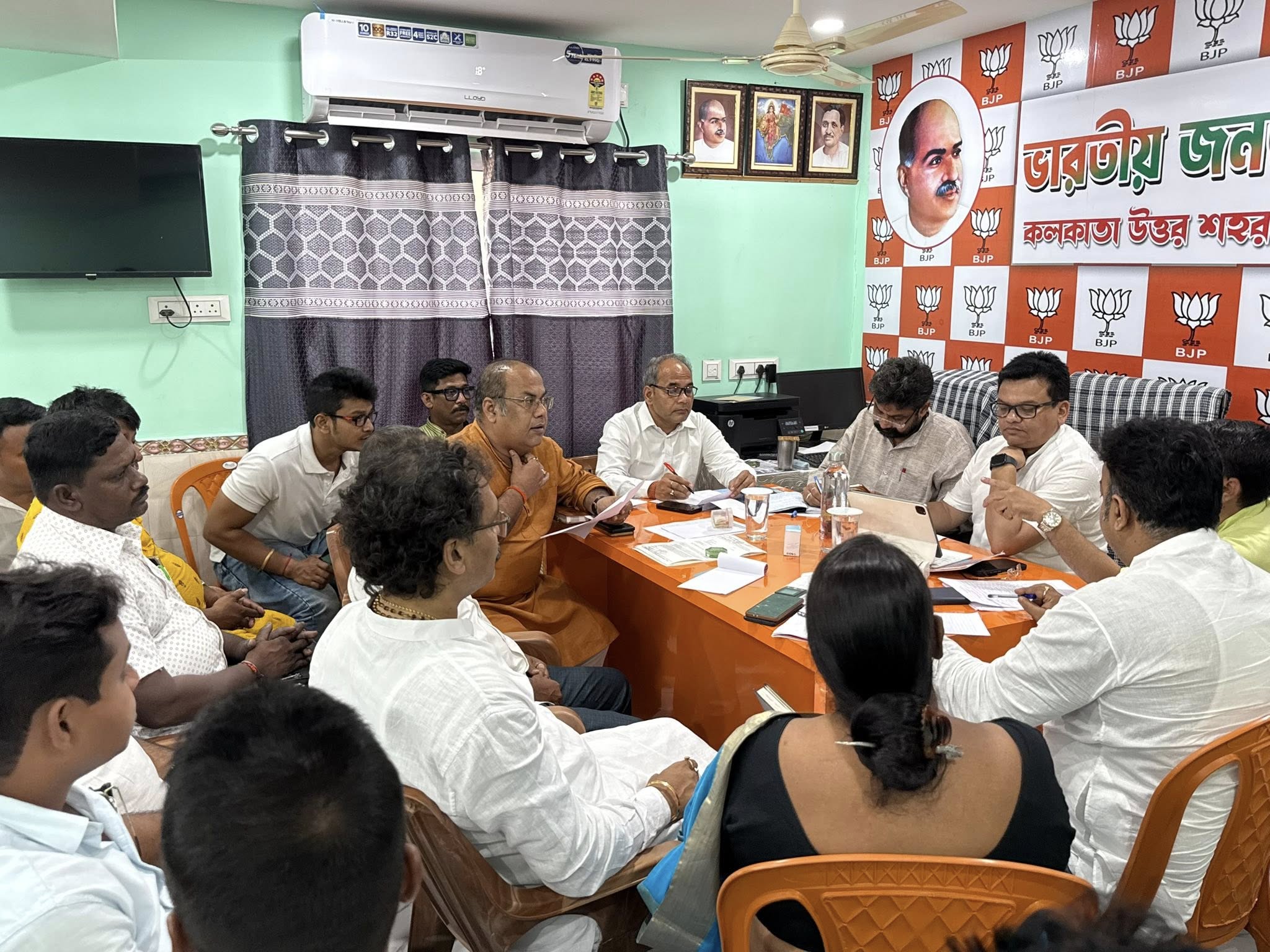 कोलकाता के केएनएसडी जिला कार्यालय में देश के यशस्वी प्रधानमंत्री Narendra Modi जी के प्रस्तावित आगमन के मद्देनज़र रैली की तैयारियों को लेकर महत्वपूर्ण बैठक