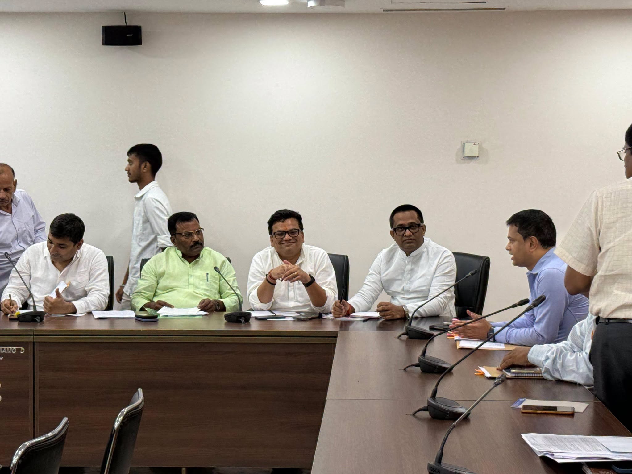 विधानसभा में आज निवेदन समिति की बैठक में शिक्षा विभाग एवं समाज कल्याण विभाग के अधिकारियों के साथ जनहित से जुड़े महत्वपूर्ण विषयों पर विस्तृत चर्चा करने का अवसर प्राप्त हुआ।