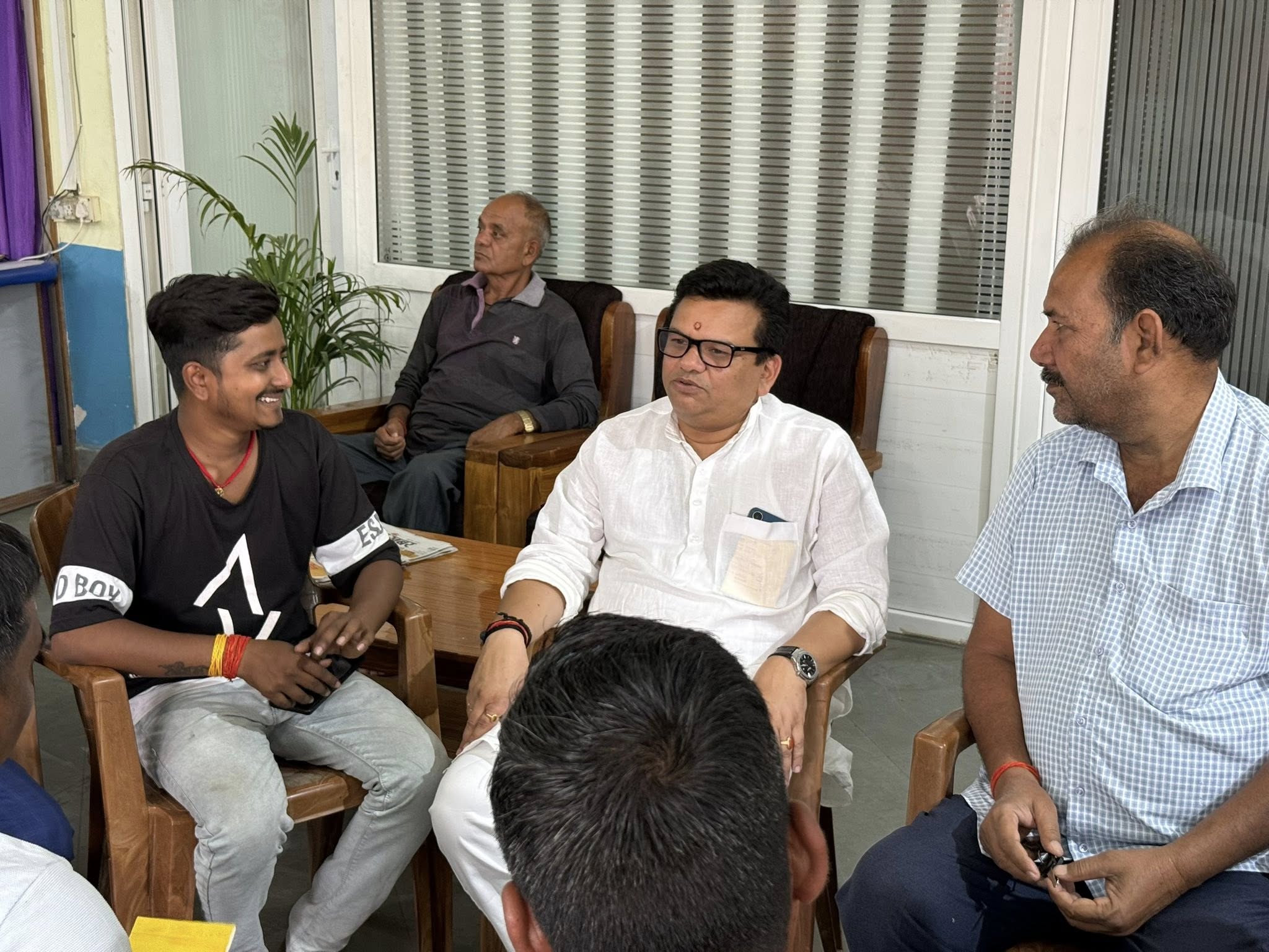 कार्यालय में विभिन्न ग्रामीण क्षेत्रों से आए सम्मानित जनता जनार्दन से भेंट कर उनकी समस्याओं व शिकायतों को विस्तारपूर्वक सुना