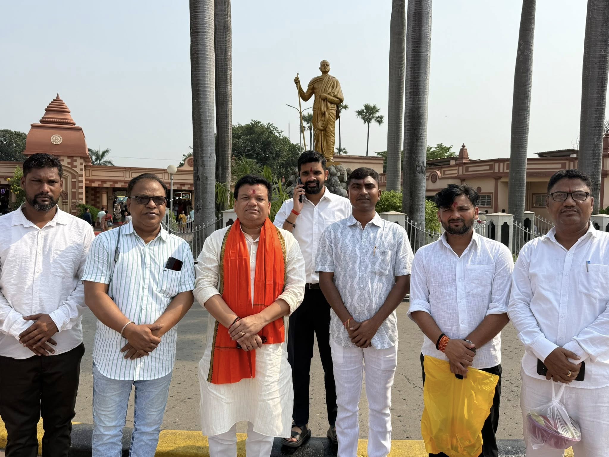 दक्षिणेश्वर काली मंदिर में स्थानीय युवा साथी कार्यकर्त्ताओं के साथ माँ दक्षिणेश्वरी के पावन दरबार में दर्शन-पूजन का सौभाग्य