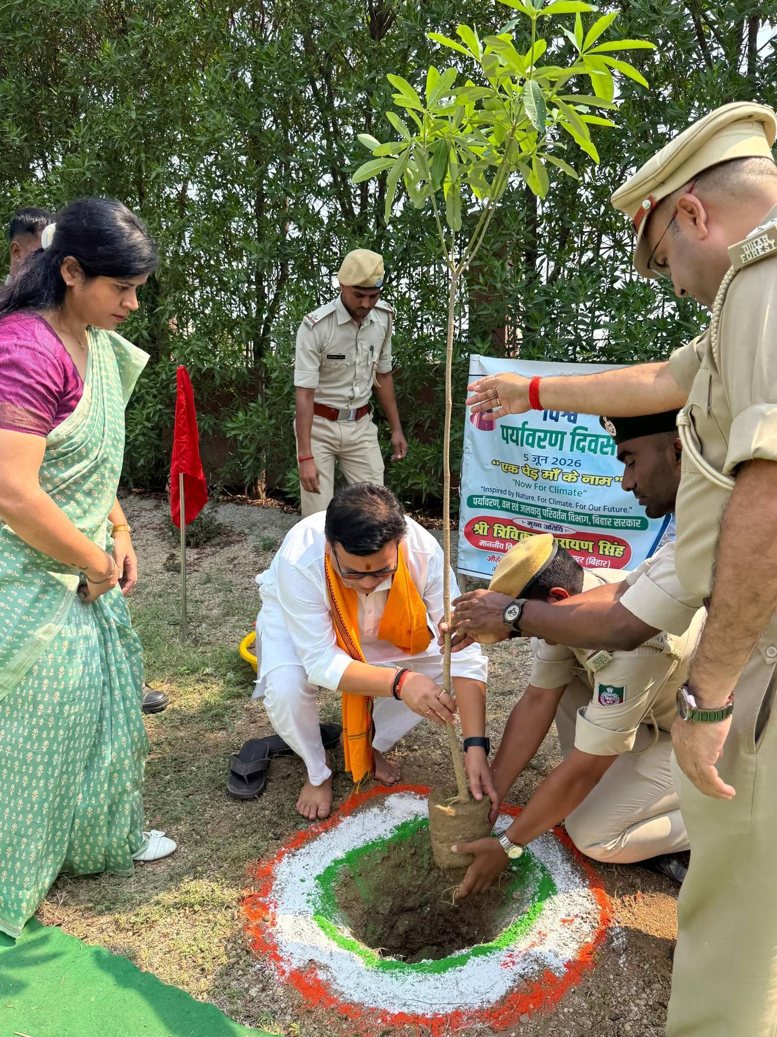 “एक पेड़ माँ के नाम”  वन प्रमंडल द्वारा आयोजित वृक्षारोपण कार्यक्रम में शामिल होकर अपनी माँ के सम्मान में एक पौधा लगाने का सौभाग्य प्राप्त हुआ।